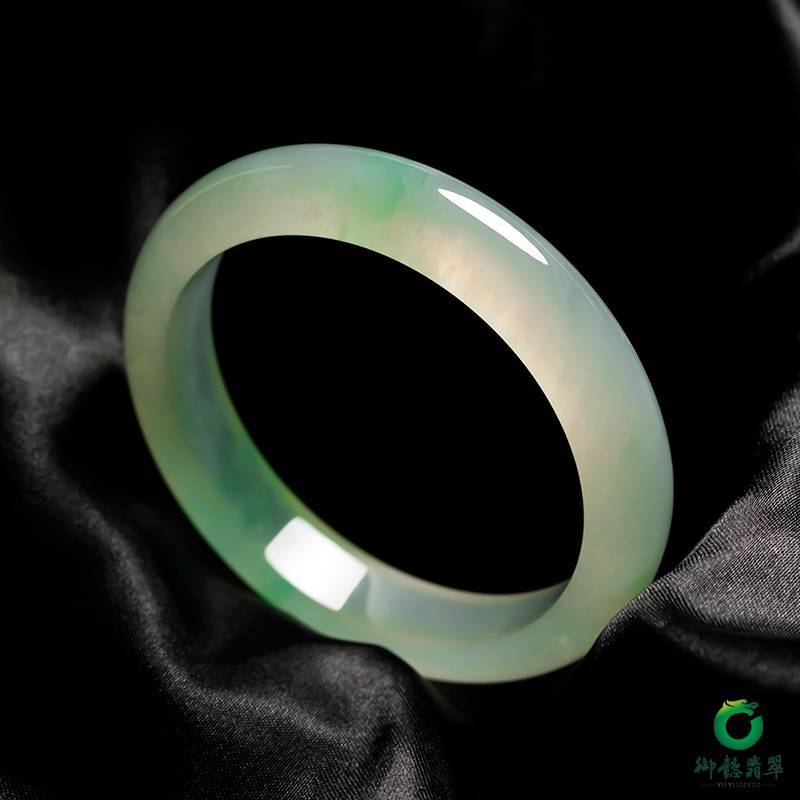 缅甸翡翠A货冰种飘绿手镯 56mm 54.2克