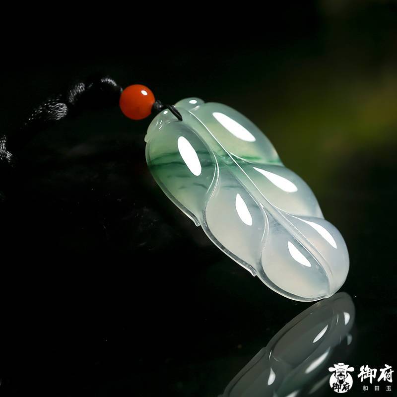 缅甸翡翠A货冰种飘绿挂件  金枝玉叶 17.6克